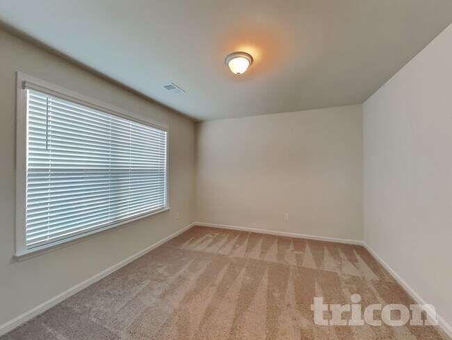 Building Photo - 33 Chalet Ct