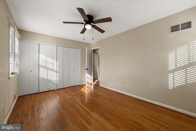 Building Photo - 641 W Country Club Dr