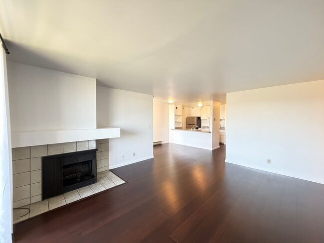 Building Photo - 2101 Shore Line Dr