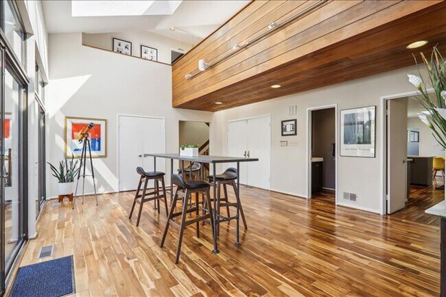 Building Photo - Uniquely located, and beautifully appointe...