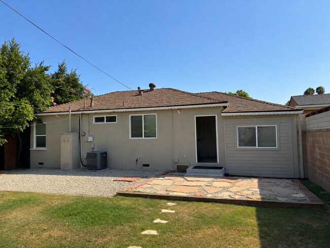 Building Photo - 2 Bedroom House in Mar Vista Available Now!