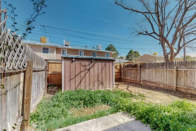 Building Photo - North Valley 3 bedroom Townhouse