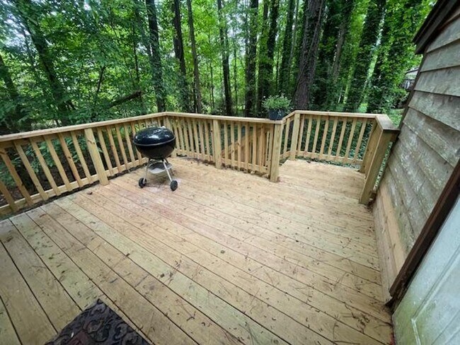 Building Photo - 907 W Chatham St