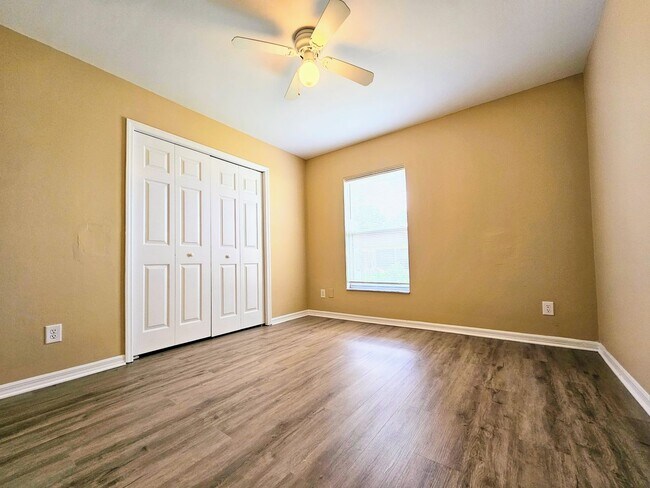 Building Photo - Great 3-bedrooms, 2 baths duplex with new ...