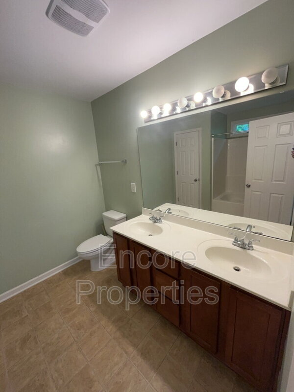 Building Photo - 821 Woodside Park Ln