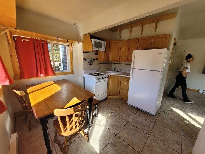 Building Photo - 755 Elm Rd