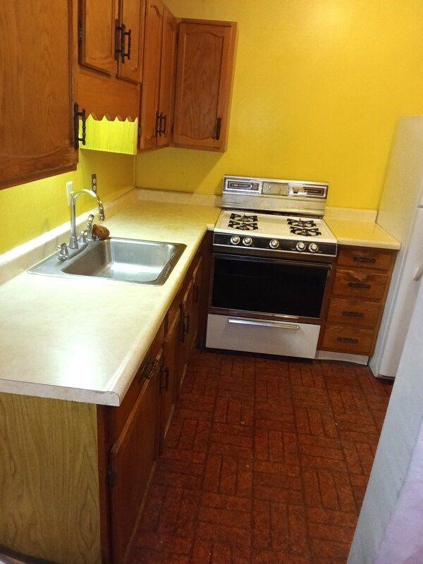 Building Photo - 211 W 2nd St