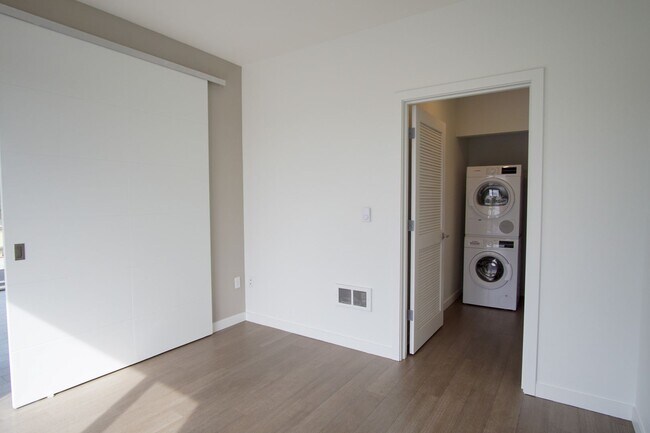 Building Photo - Fabulous Top Floor Sellwood 1-Bedroom with Condo-Grade Finishes!