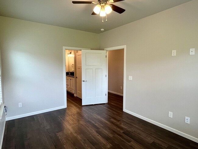 Building Photo - Large 3 Bed, 2 Bath in Beautifully Well-Ma...