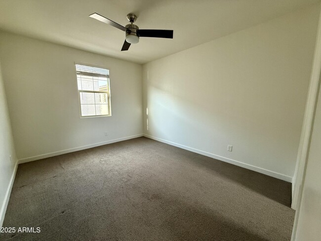 Building Photo - 938 E Danbury Dr