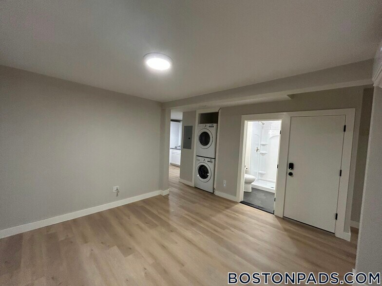 Building Photo - 225 E Eagle St