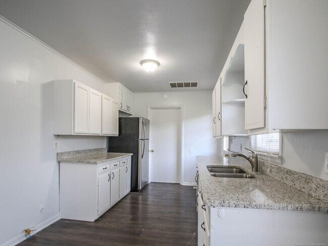 Building Photo - Available Now! 3 Bed / Bath & Large Backyard! Price drop!