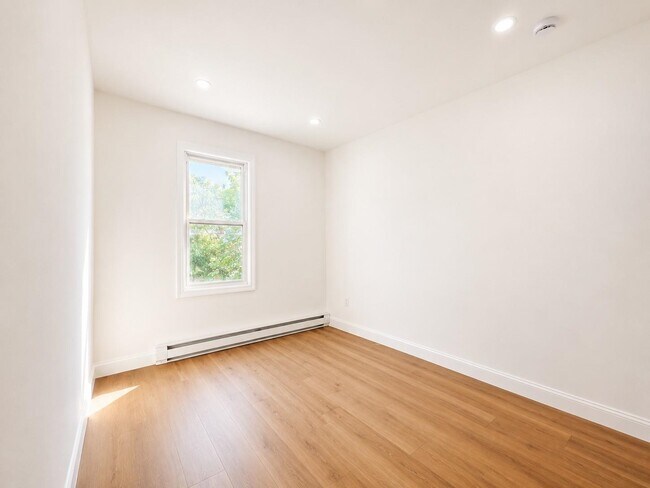 Building Photo - 428 56th St