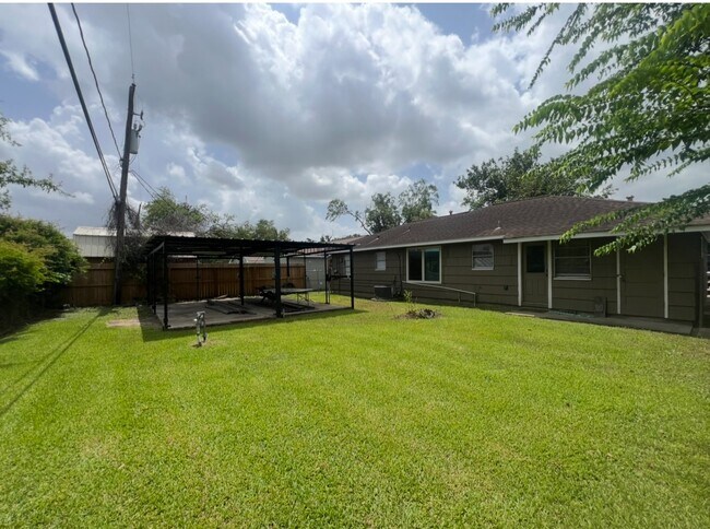 Building Photo - 1305 Serpentine Dr