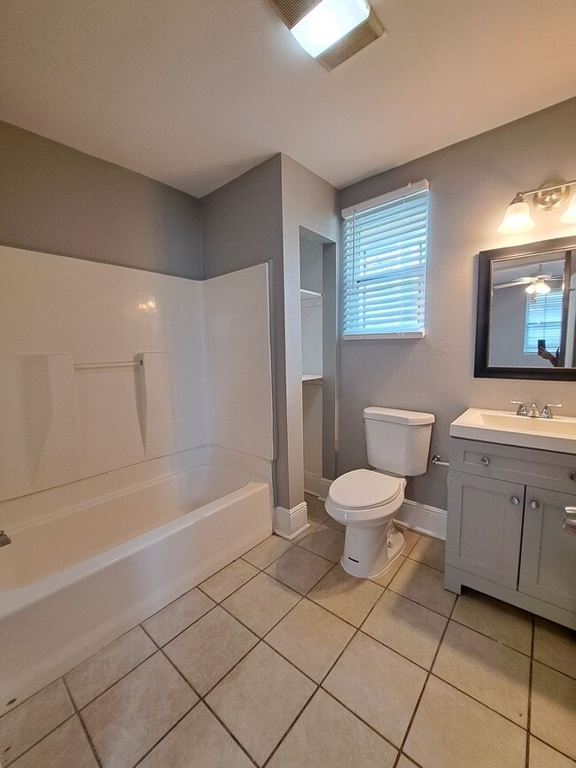 Building Photo - GORGEOUS 3BR/2 BA Single Family Home!  $500 off 1st Month's rent