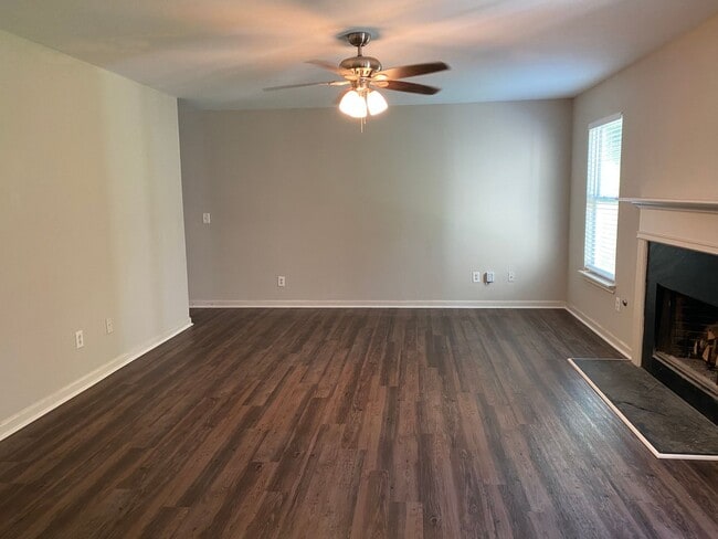 Building Photo - Updated 4 Bed/2.5 Bath in Great Swim/Tenni...