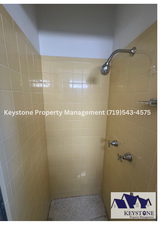 Building Photo - St. Charles Mesa! Spacious 4 Bedroom/1.5 B...