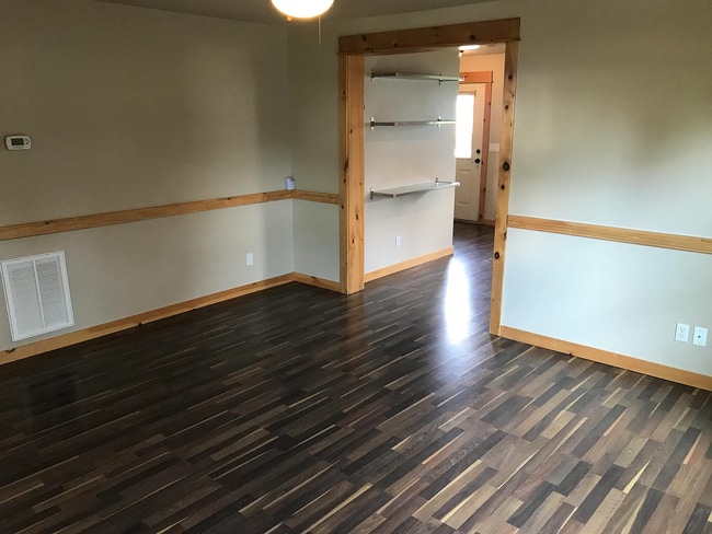 Building Photo - 312 NE 4th St