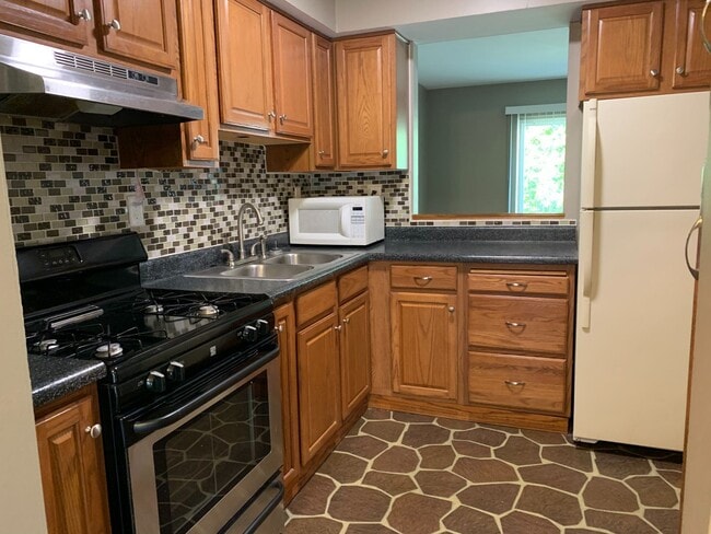 Building Photo - Moon Township - 2 Bedroom, 1.5 Bath Townho...