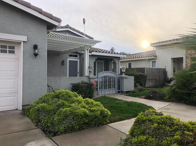 Building Photo - 1764 E Golden Way