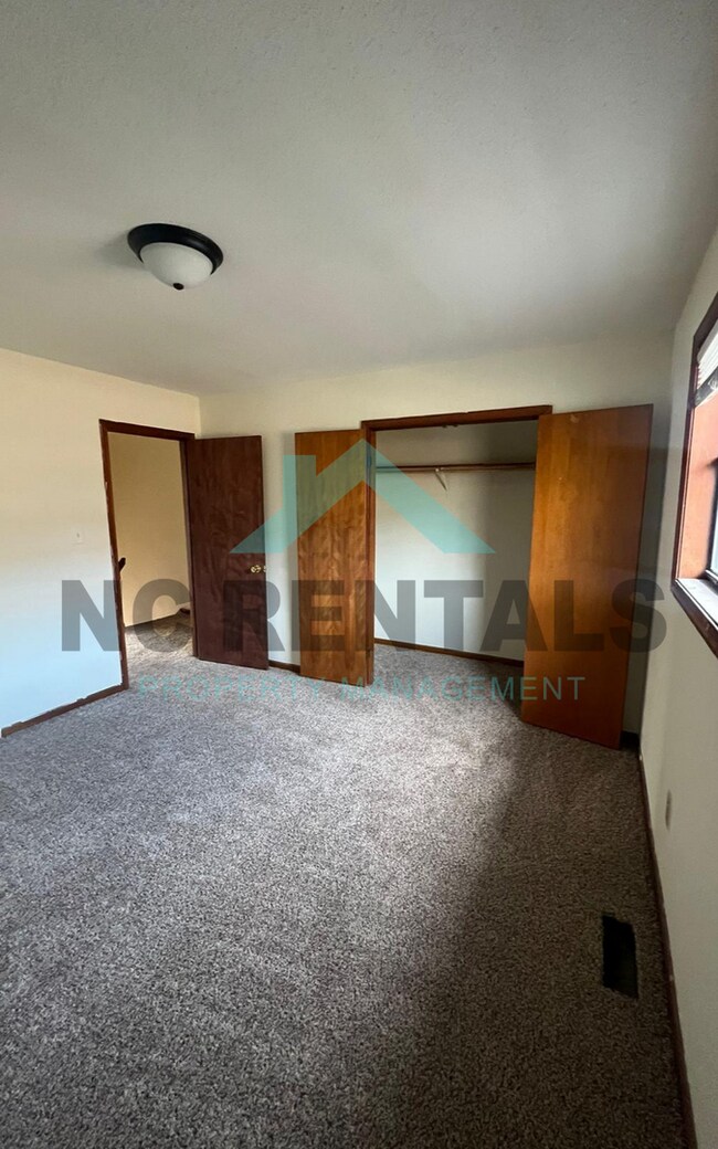 Building Photo - 340 Vista Cir