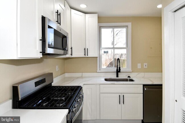 Building Photo - 216 S Henry St