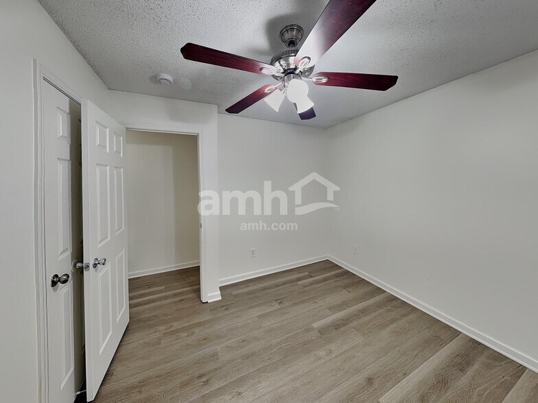 Building Photo - 11202 N Lewis Ave