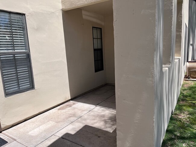 Building Photo - COMING SOON! 3 bed 3 bath Town house with ...