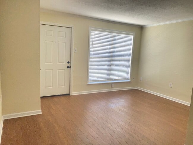 Building Photo - Beautiful Lake Plaza 1 Bedroom / 1 Bath Co...