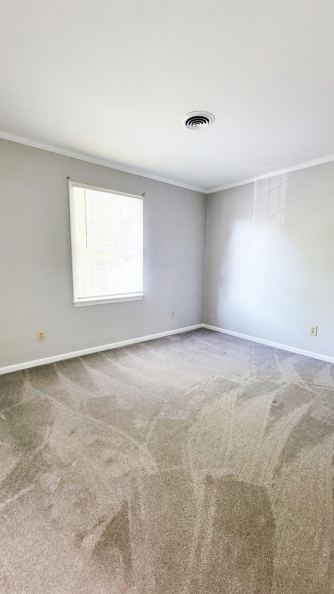 Building Photo - 830 Larch Way