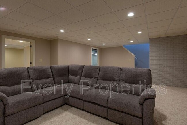 Building Photo - 1617 Legend Cir