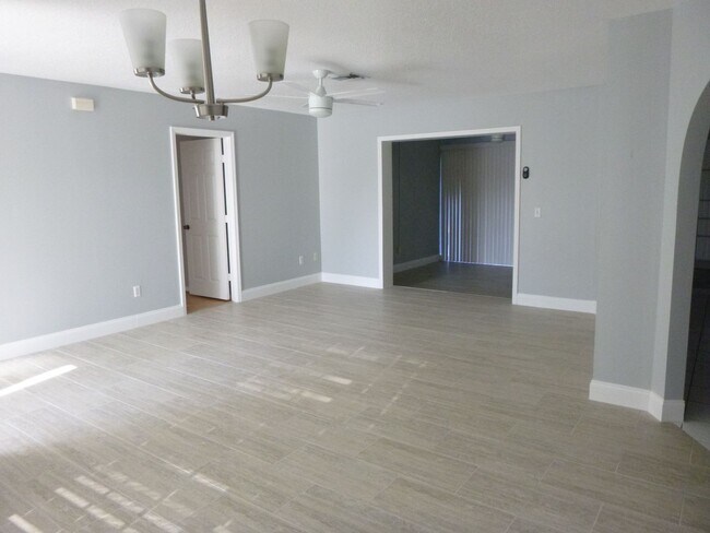 Building Photo - Very Nice Large 4/3/2 Home in Paar Estates