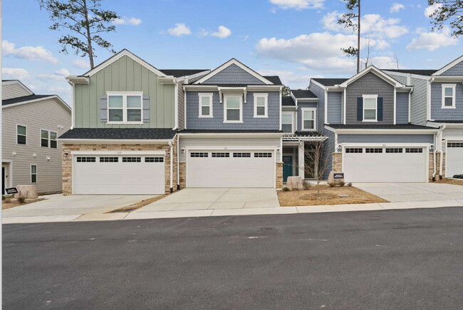 Building Photo - Spacious 3-Bed Townhouse w/ Two Car Garage