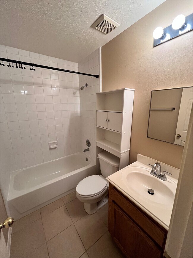 Building Photo - 16118 Cypress Valley Dr