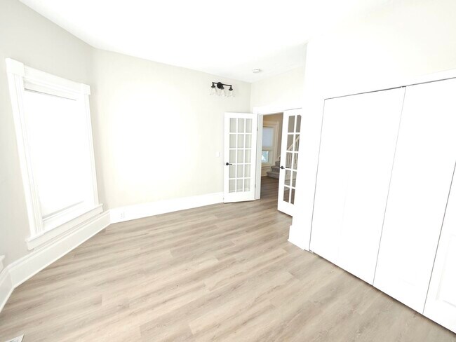 Parlor bedroom - 207 S East St