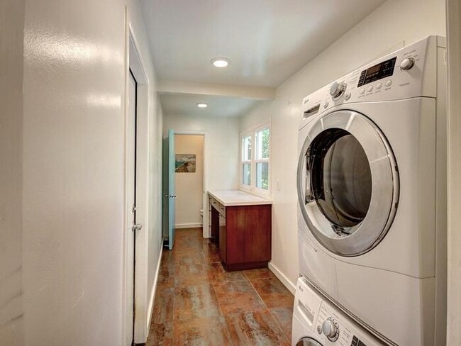 Building Photo - Charming Land Park Home. Modern Comfort Me...