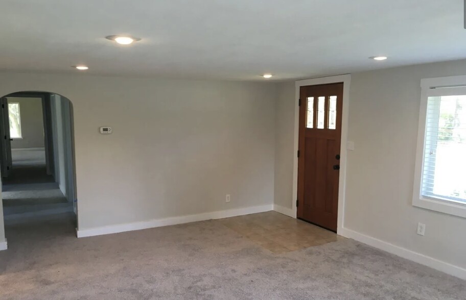 Living toom - 919 E McLeod Rd
