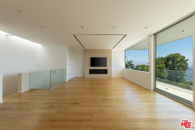 Building Photo - 1853 Sunset Plaza Dr