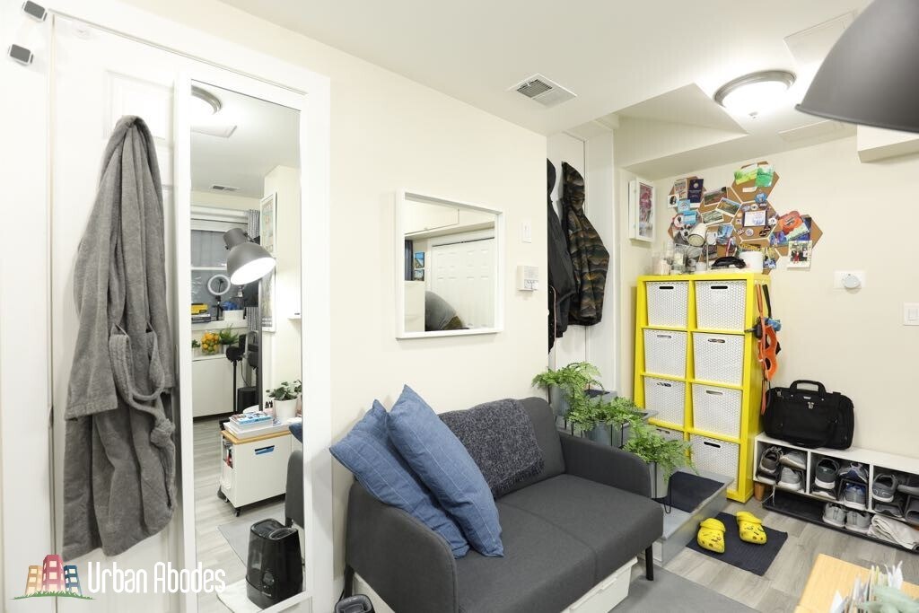 Building Photo - 644 W Roscoe St