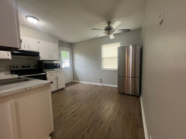 Building Photo - 811 Cedarcrest Dr