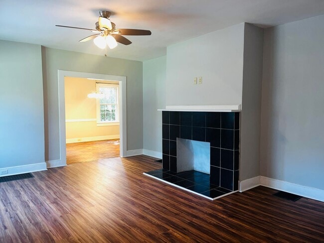 Building Photo - Beautiful 4 bedroom 2 bathroom home in Lagrange! Must see!