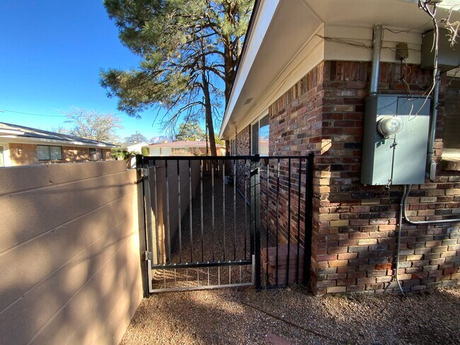 Building Photo - 5 Bedroom Home Available Near Wyoming Blvd NE & Comanche Rd NE!