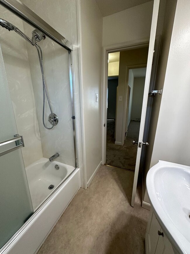 Building Photo - 2 bed/1 bath with garage