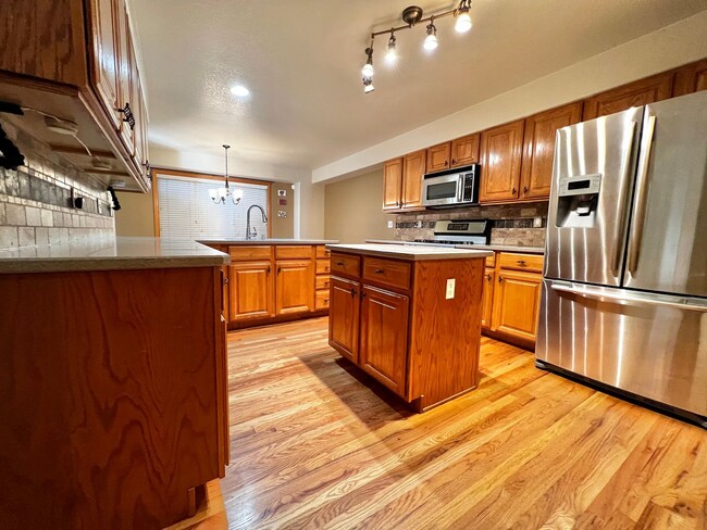 Building Photo - Stunning 4-Bedroom, 4-Bathroom Home in Sou...
