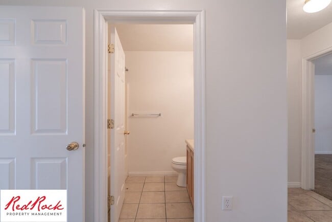 Building Photo - Spacious 3 Bedroom Townhome in Central St....