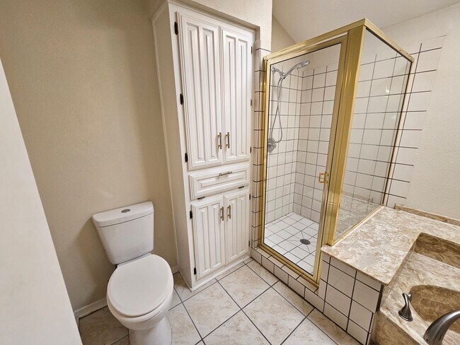 Building Photo - AVAILABLE NOW!