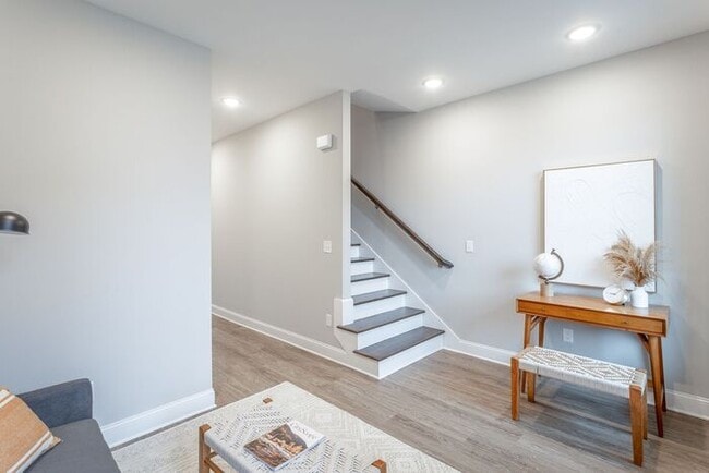 Building Photo - 2316 E 18th St Pl