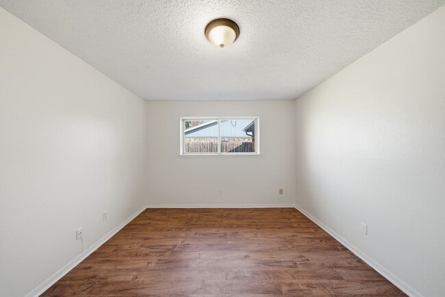 Building Photo - 122 White Cedar St