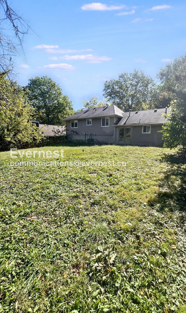 Building Photo - 4 Bed, 2 Bath Home with Garage / Pet-Frien...