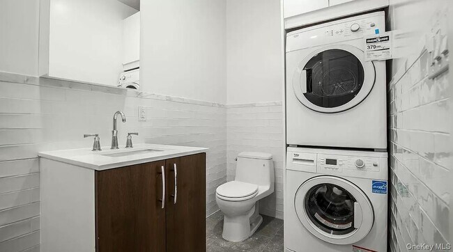 Building Photo - 167 Russell St